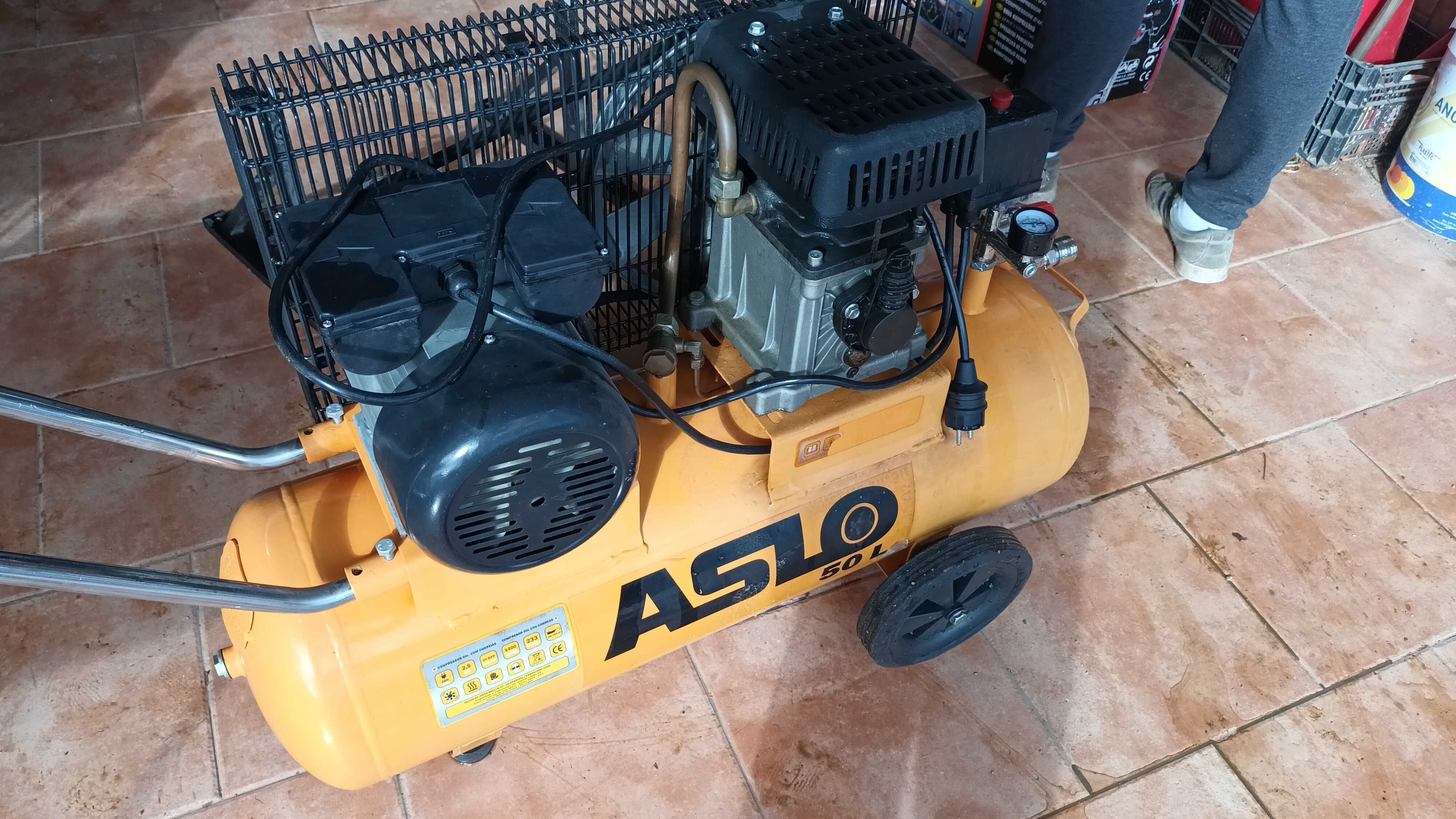 Compressor de 50 litros com correia, 2,5 Hp e 10 Bares