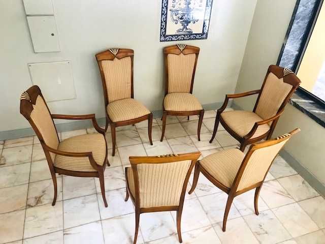 Mesa de Jantar e Cadeiras de estilo clássico
