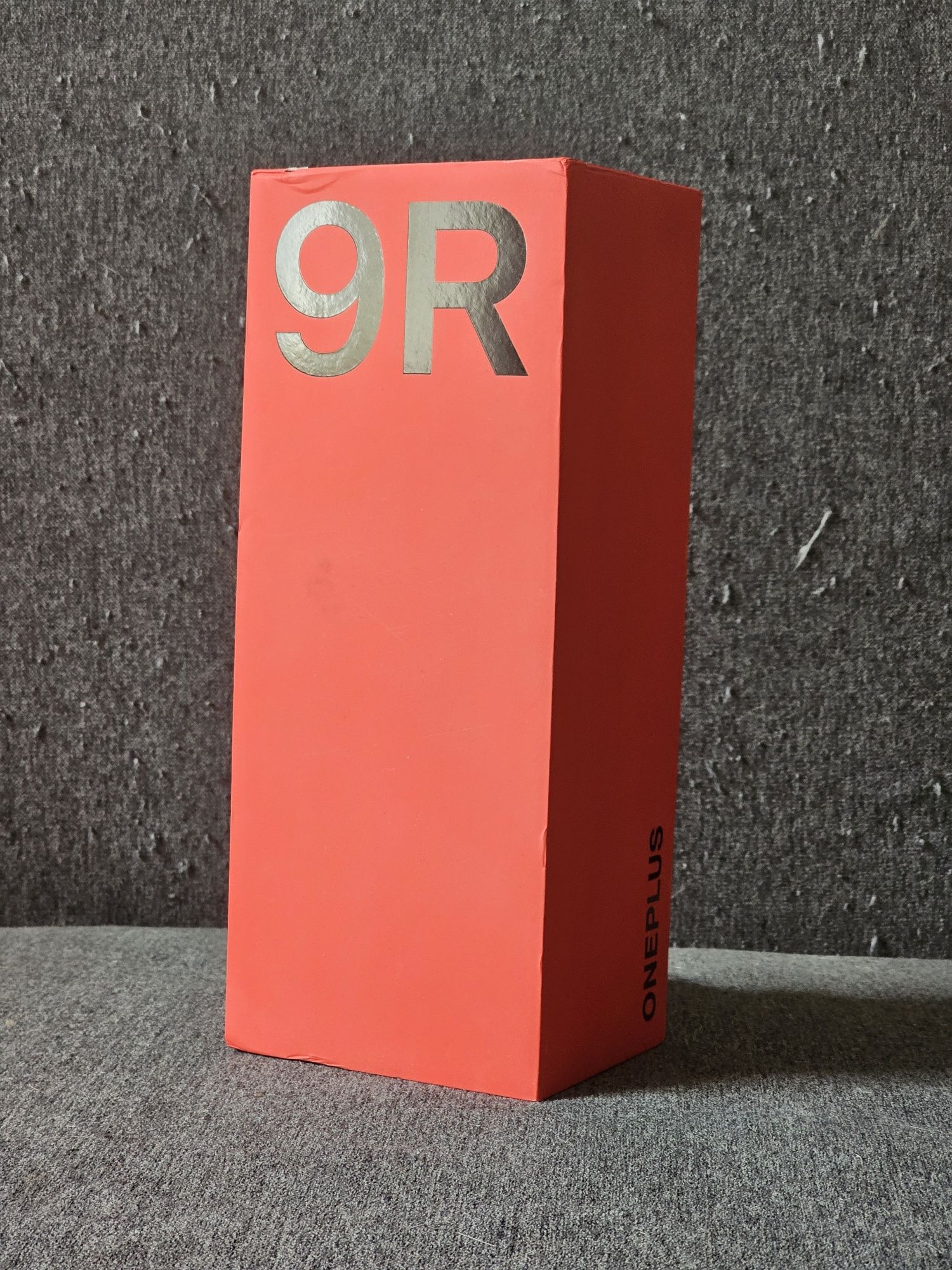 OnePlus 9R 5G 8/256 в ідеальному стані + фірмові чохли