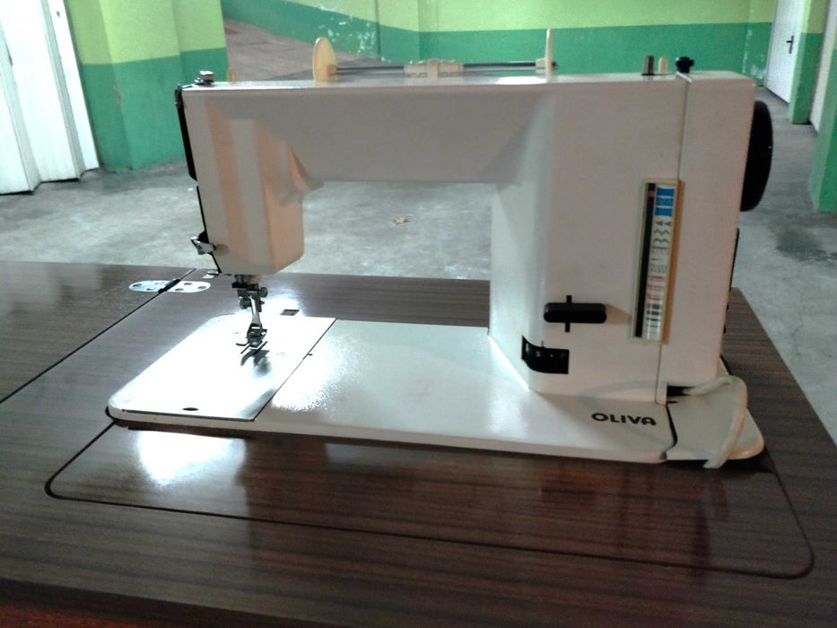 Máquina de Costura OLIVA 233 - Embutida em móvel de madeira