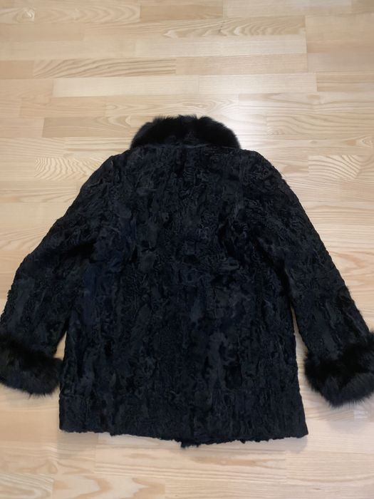 Piękna czarna karakułowa kurtka obszycie lisem.