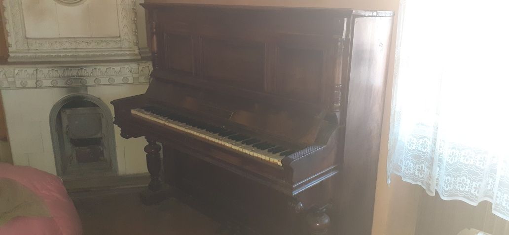 Stare zabytkowe pianino