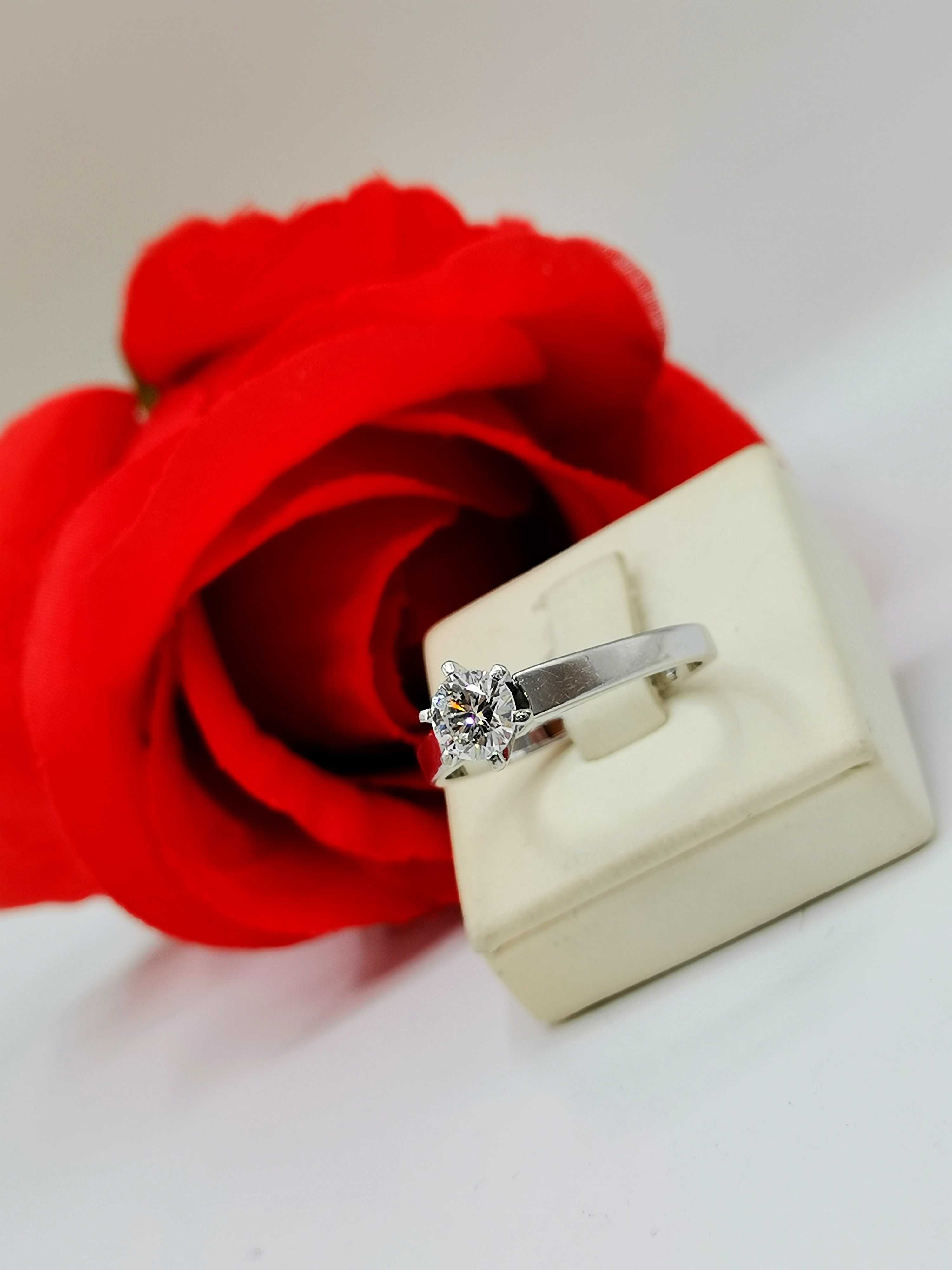 Złoty pierścionek z brylantem 0,61 ct/18k