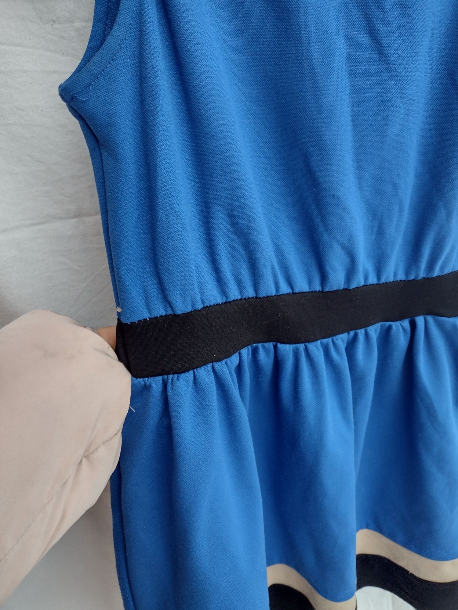 Niebieska z czarno-beżową wstawką sukienka na szerokich ramiączkach