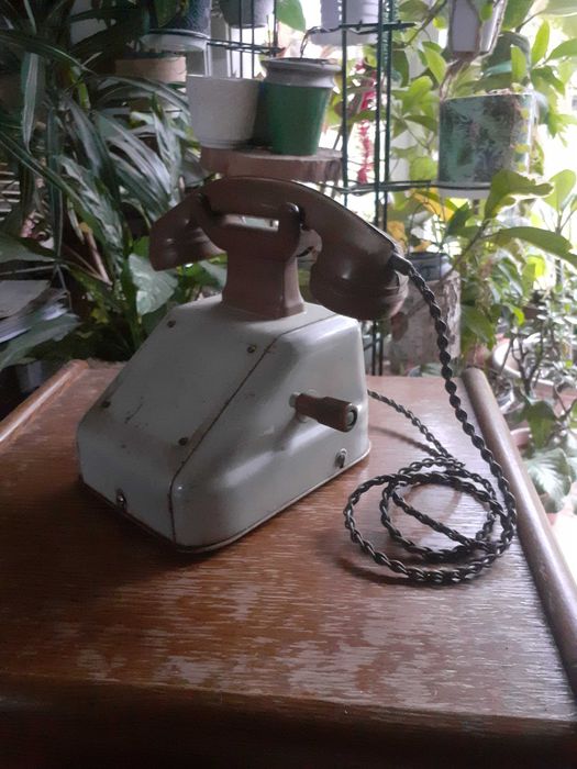 Stary telefon na korbkę