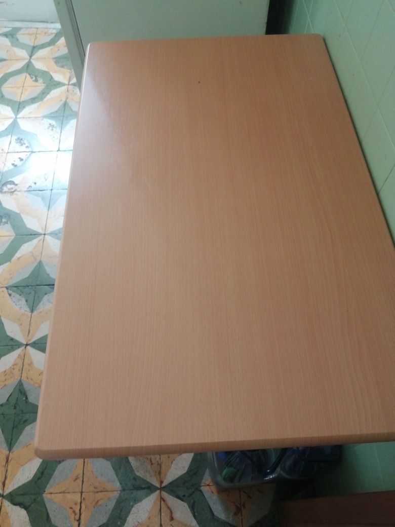 Vendo mesa mais 2 cadeiras desdobráveis de cozinha