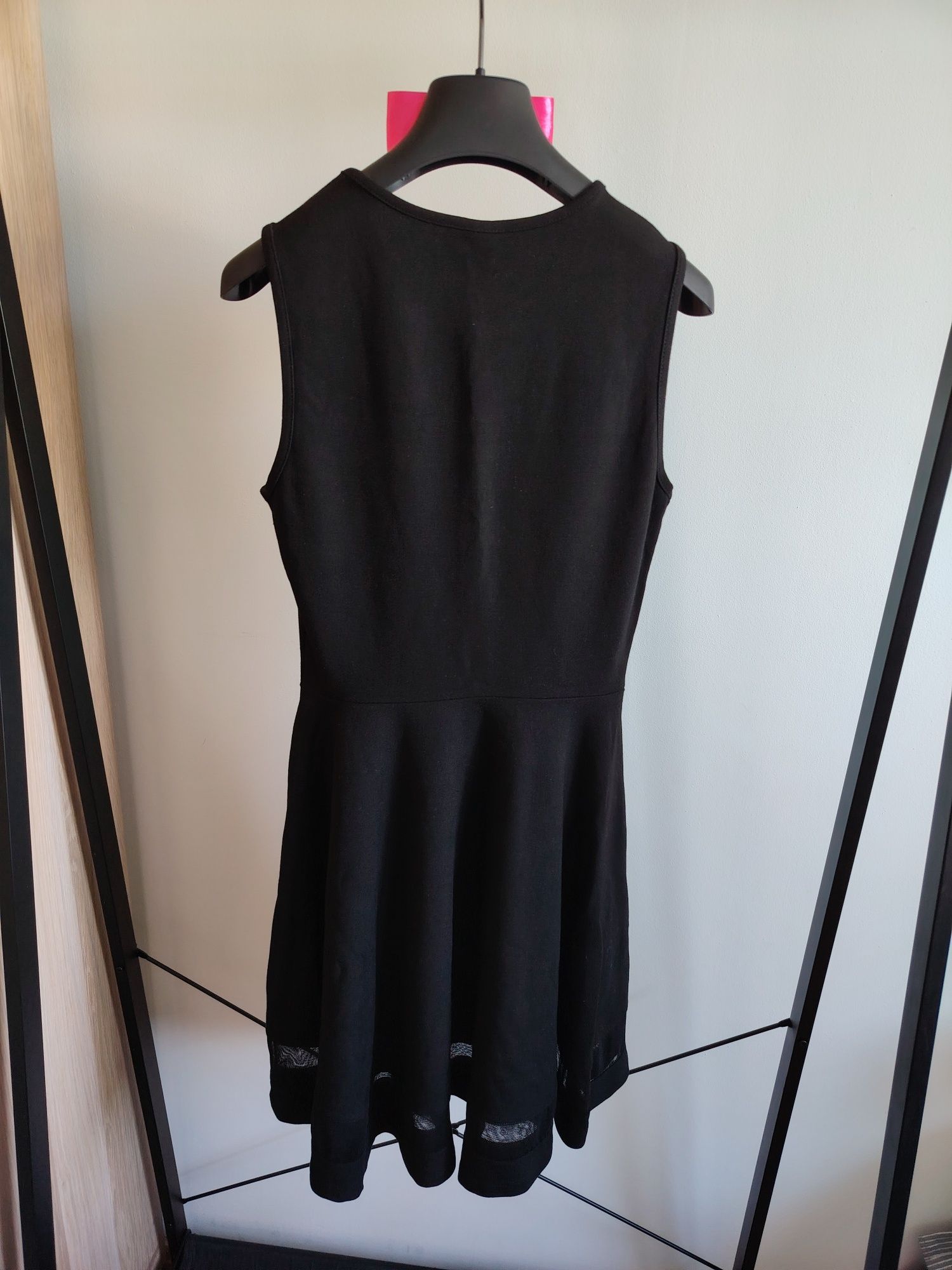 Czarna sukienka midi marki Vero Moda w rozmiarze XS
