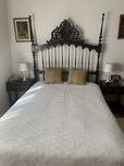 Cama de casal e duas mesinhas de cabeceira