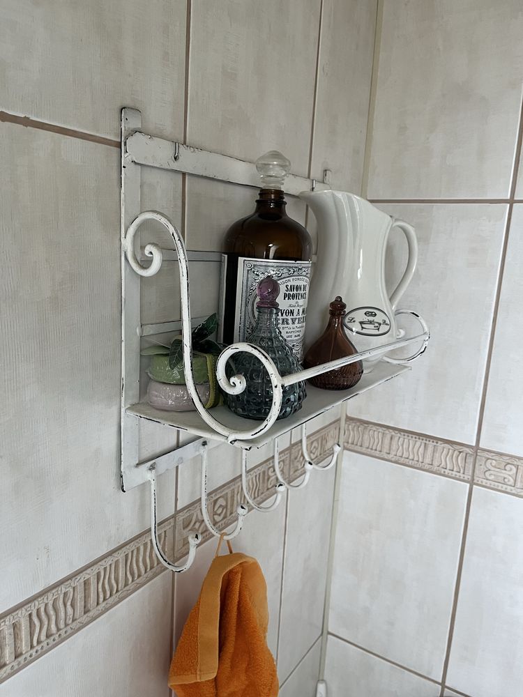 Metalowa półka w stylu vintage country biała