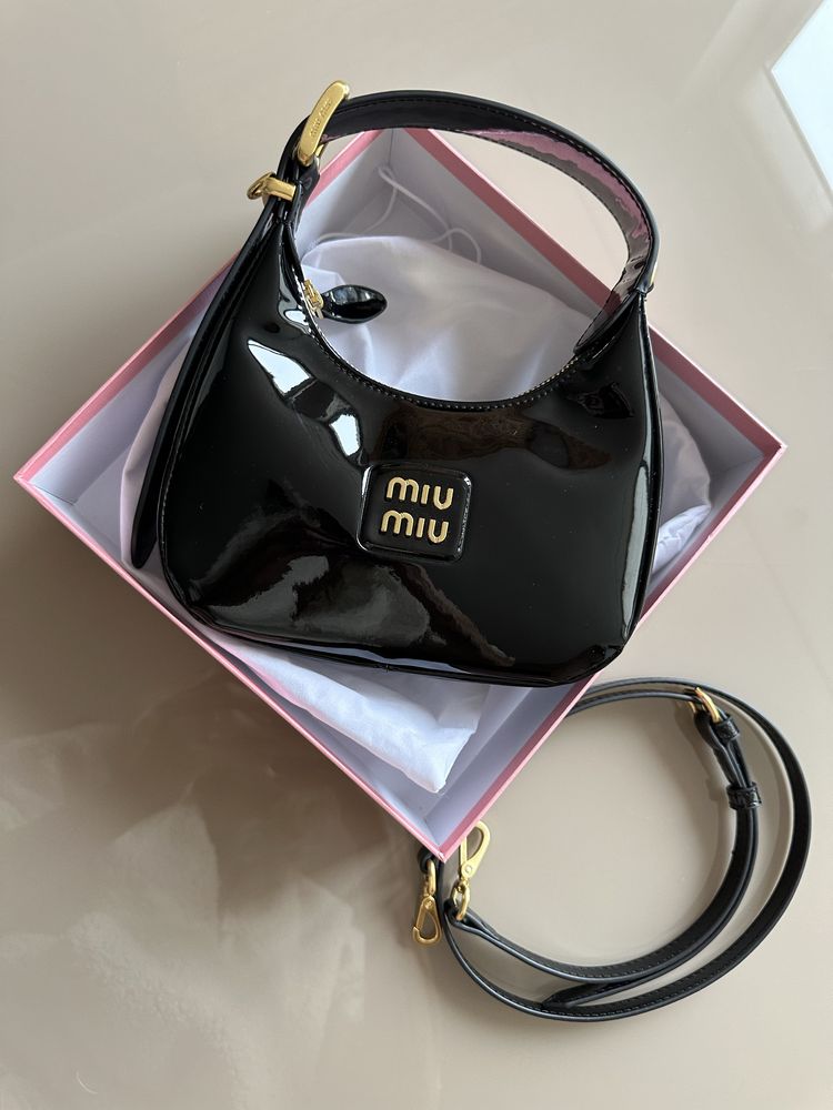 Женская лаковая сумка миумиу