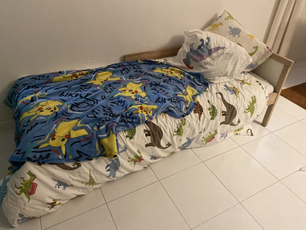 Cama de criança com estrado e colchão