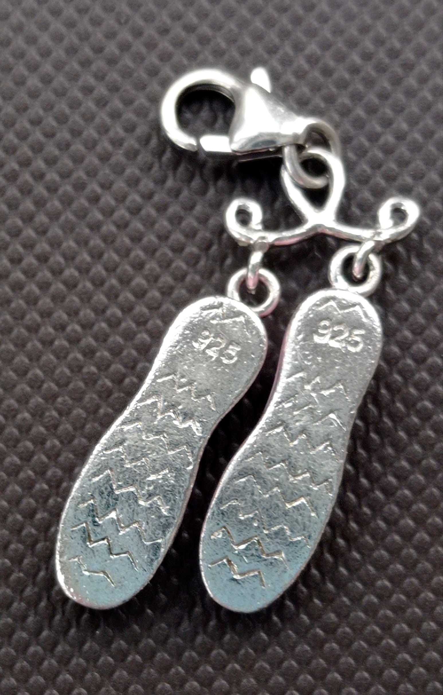Charms srebrna zawieszka do bransoletki Kruk baletki buty