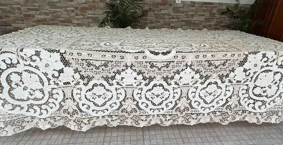 Toalha de mesa Veneziana, uma mistura de puro linho e renda belíssima