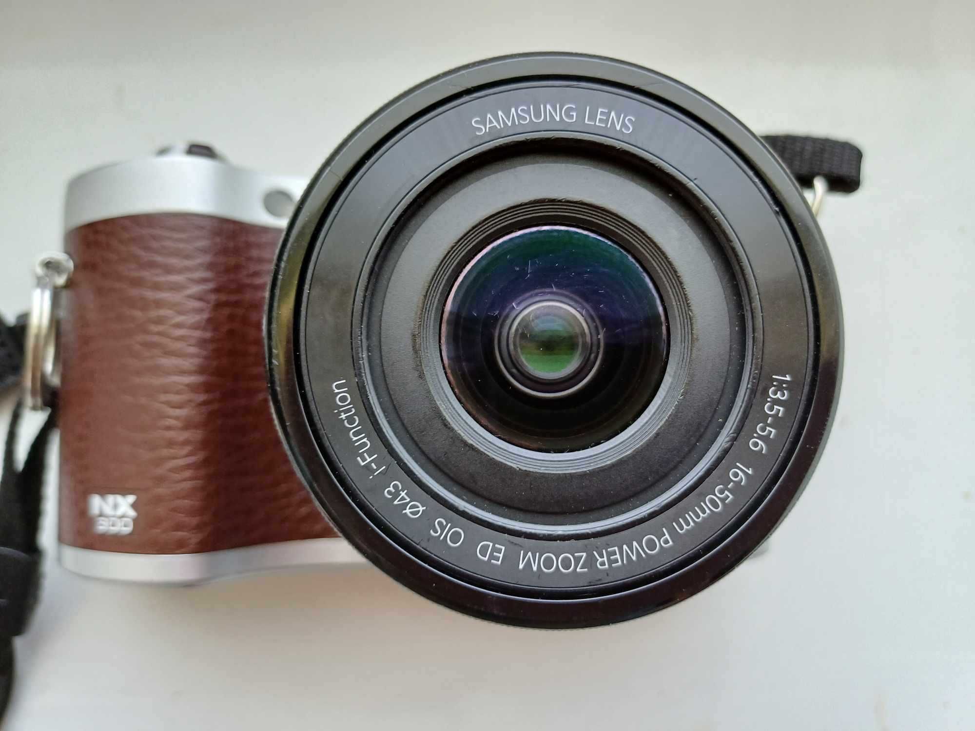 Zaawansowany aparat bezlusterkowy Samsung NX300 brązowy zestaw foto