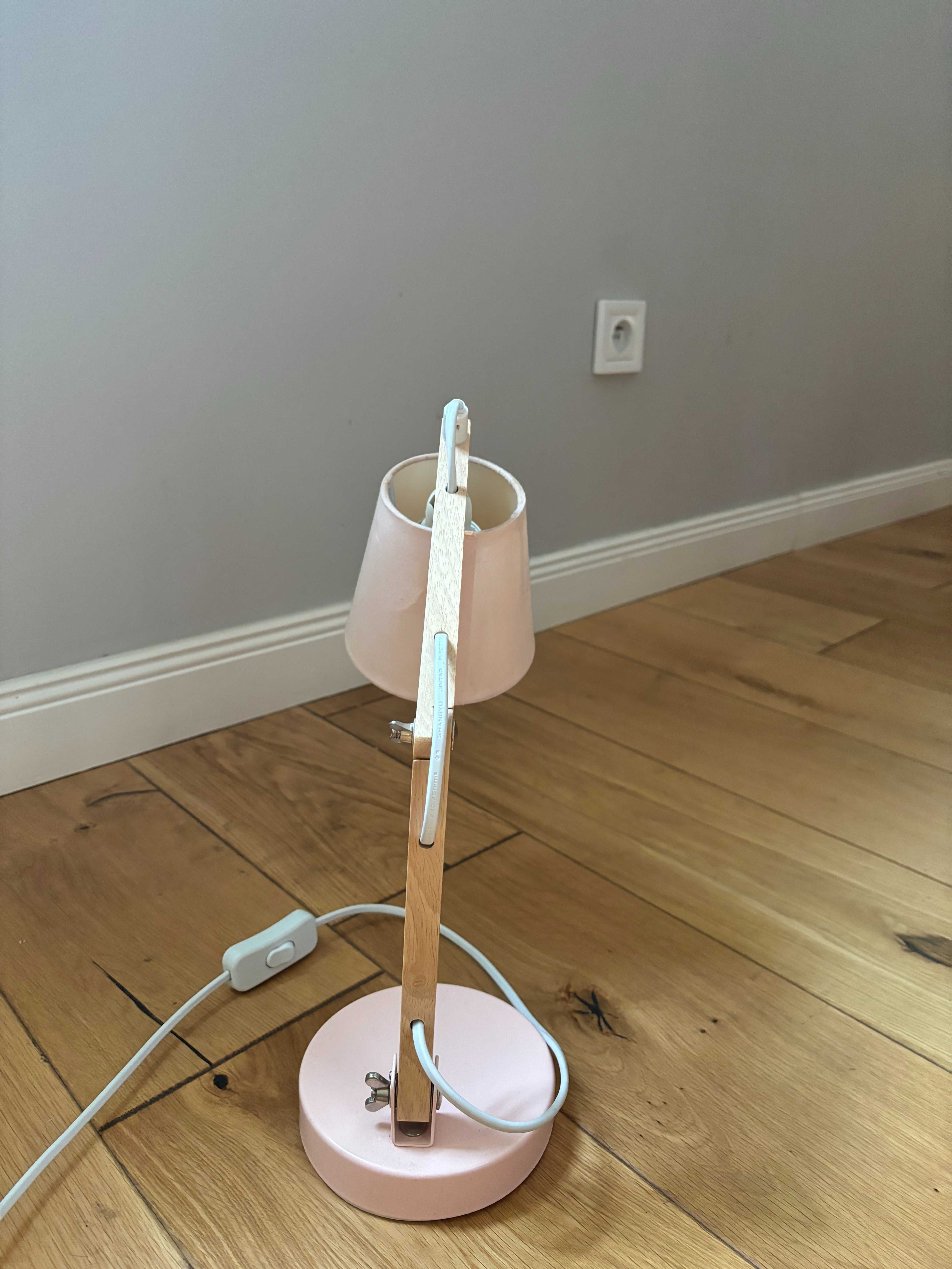 Lampka różowa drewniana. Biurkowa.