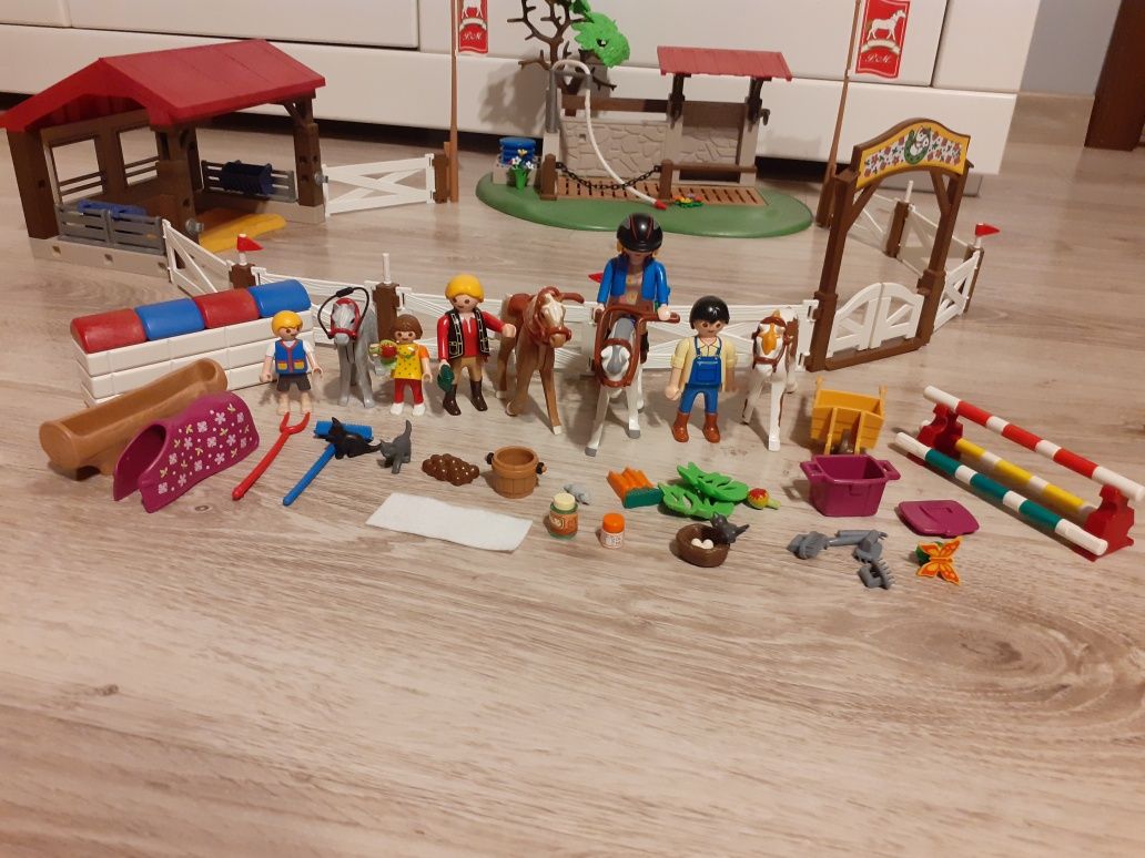 Duży parcour dla koni z myjnia . Playmobil.