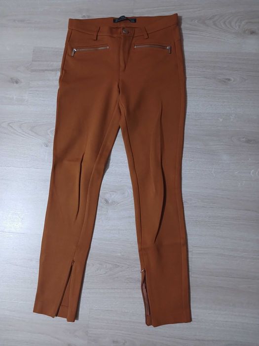 Брюки нові. Трендові та стильні. на штанах замочки