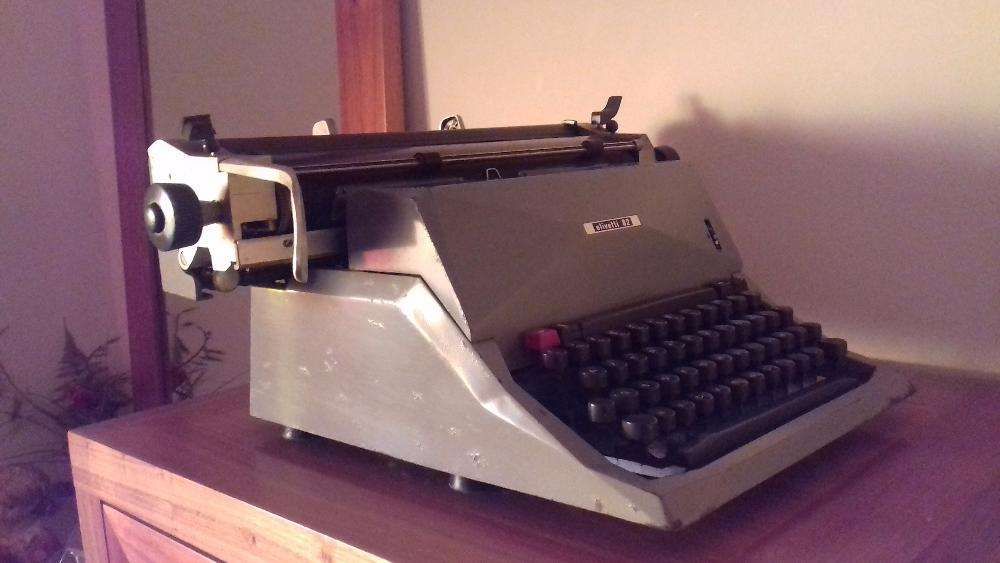 Máquina de Escrever Olivetti 82