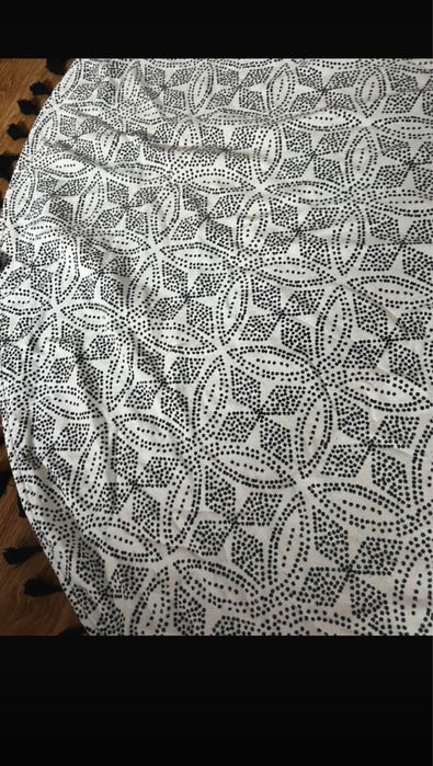 Okrągły ręcznik plażowy H&M Home 150 cm boho czarno biały wzór frędzle