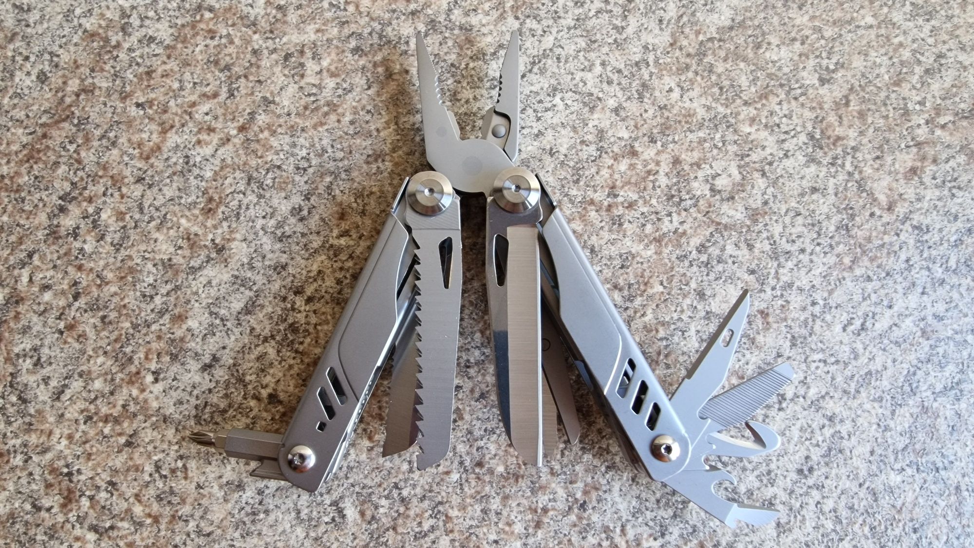 Multitool jak Leatherman Wave