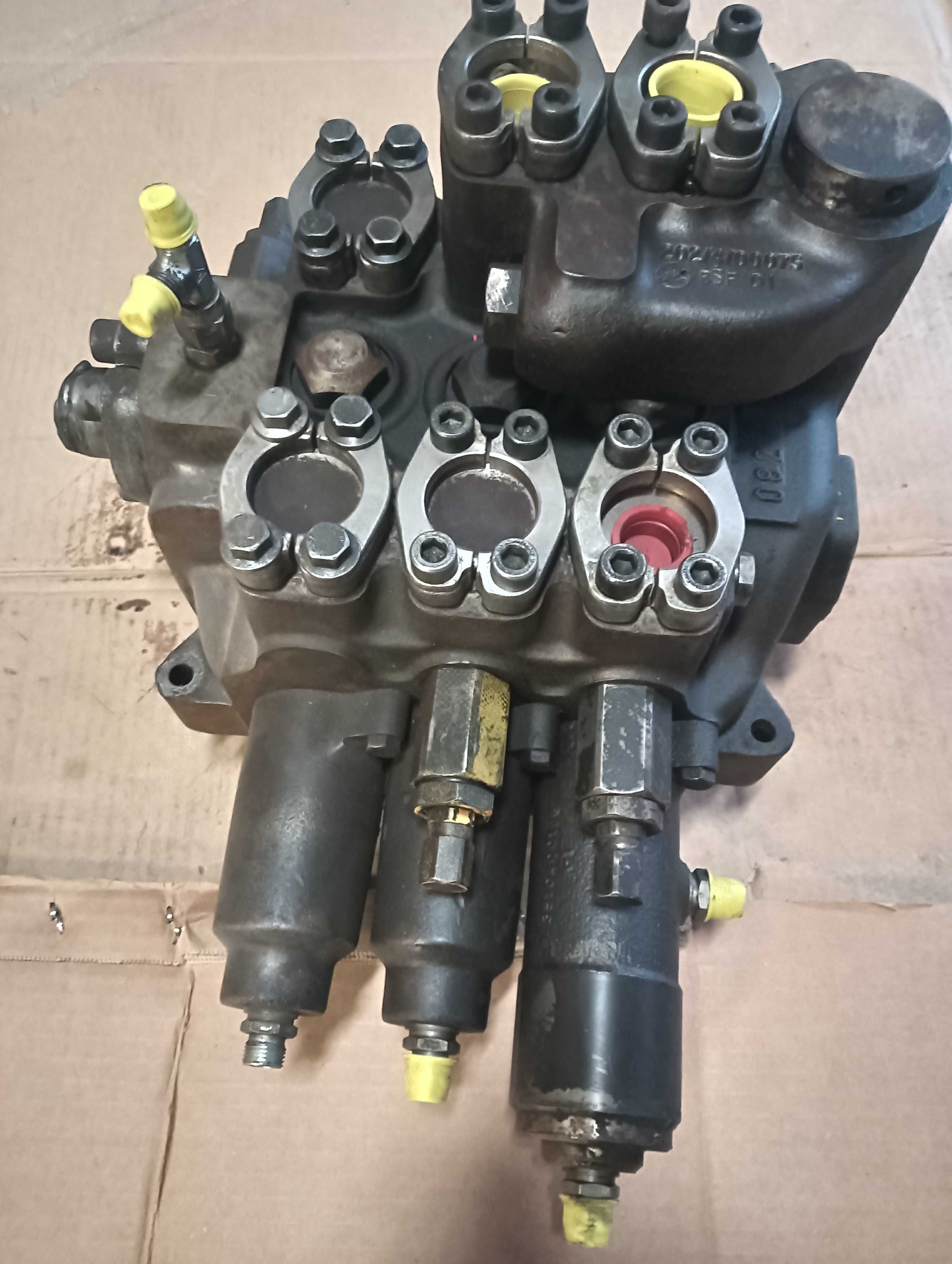 Rozdzielacz-zawór regulacji ciśnienia oleju. Ładowarka Volvo L-120D,E
