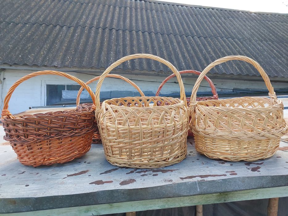 Вироби з лози,корзини,хлібниці.