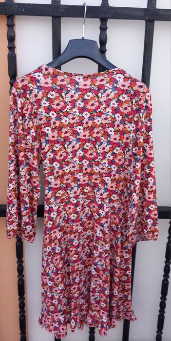 Vestido com flores, tamanho M da Lefties 5€