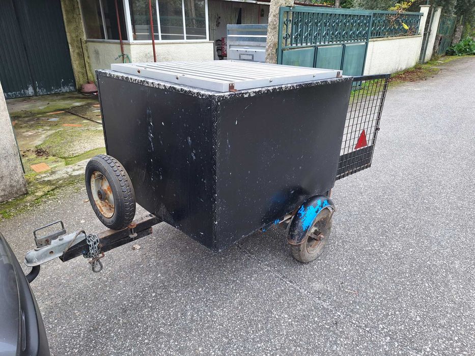 Reboque para transportar cães de caça.