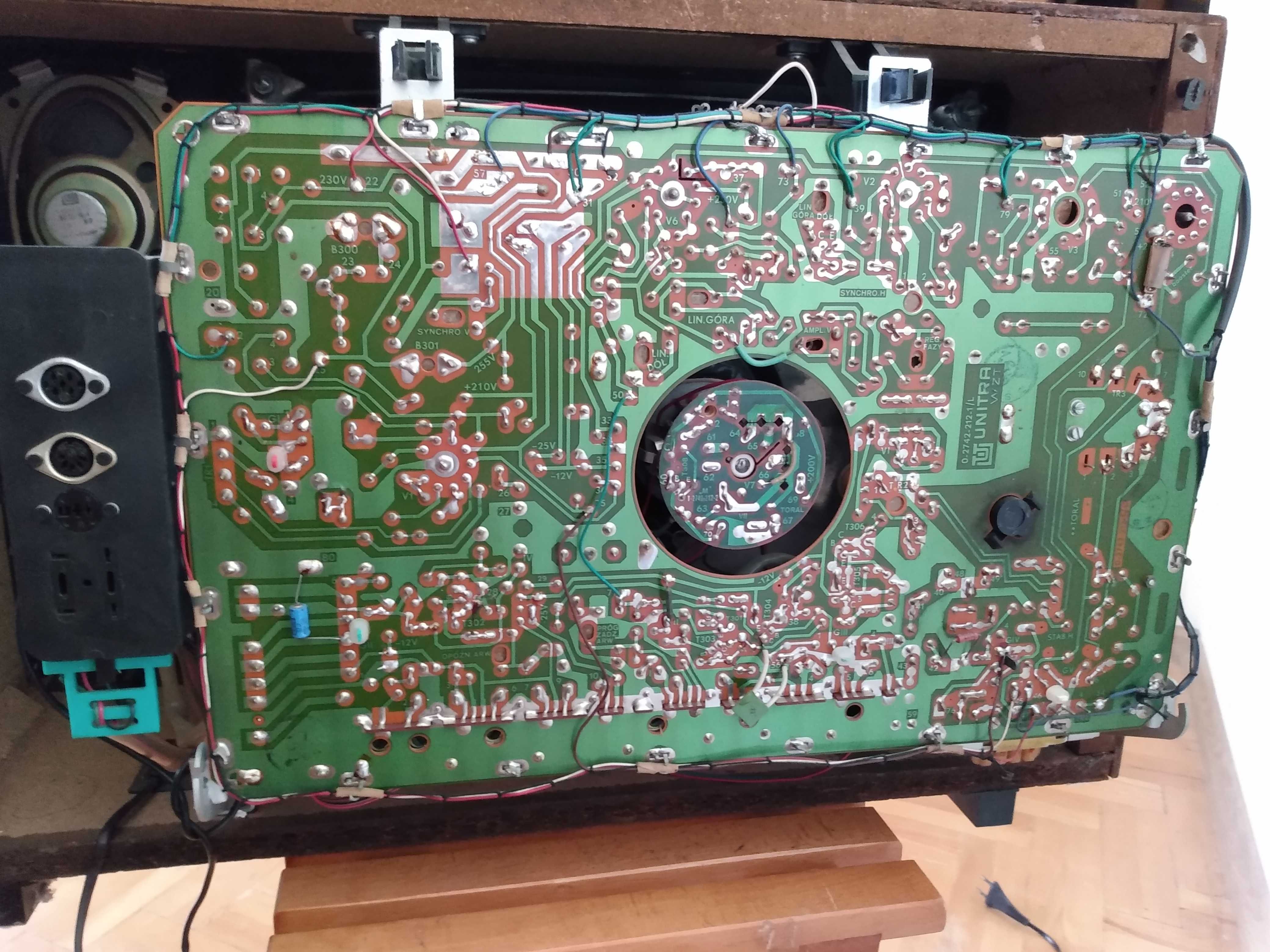 Stary telewizor retro lampowy z okresu PRL'u