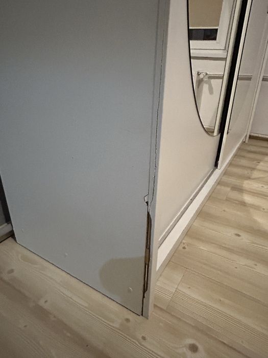 Szafa biała z lustrem po środku
