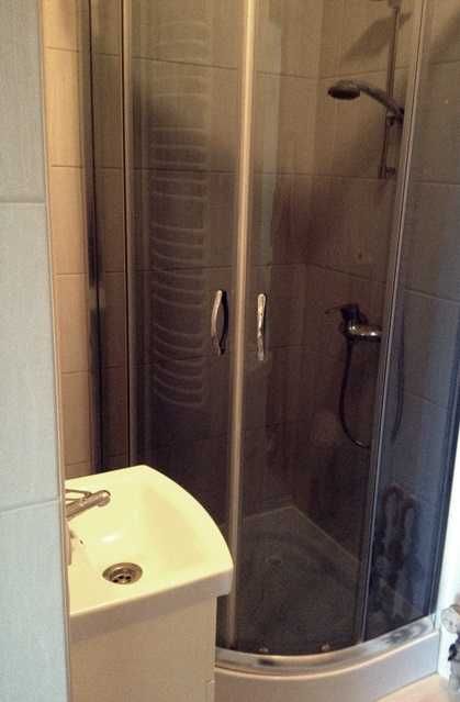 Pokój z własną łazienką, aneks kuchenny.