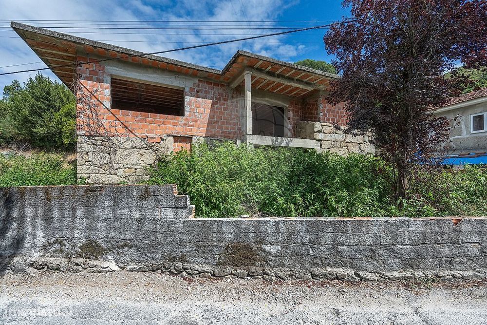 Moradia em estrutura com 300m2, e lote de 400m2, Coucieiro, Vila Verde