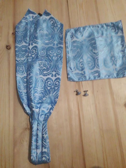 Elegancki zestaw fular, poszetka spinki pudełko prezentowe 100% jedwab