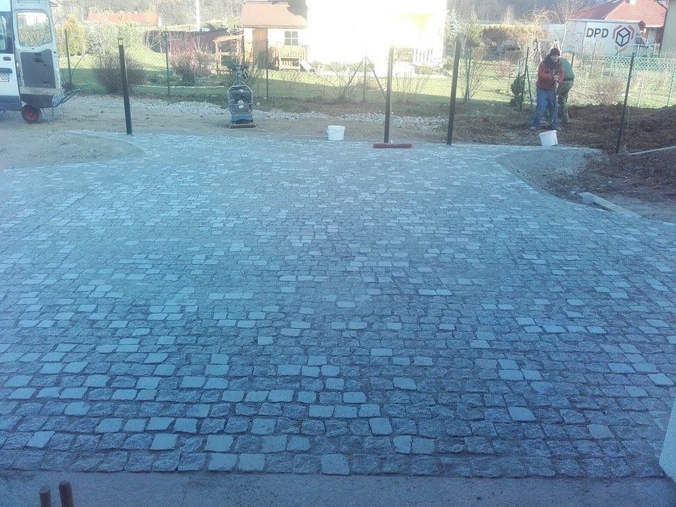 Usługi brukarskie, brukarz, kostka wokół pomnika, cmentarz .