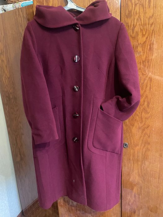 Жіноче пальто бордового кольору розмір 50
