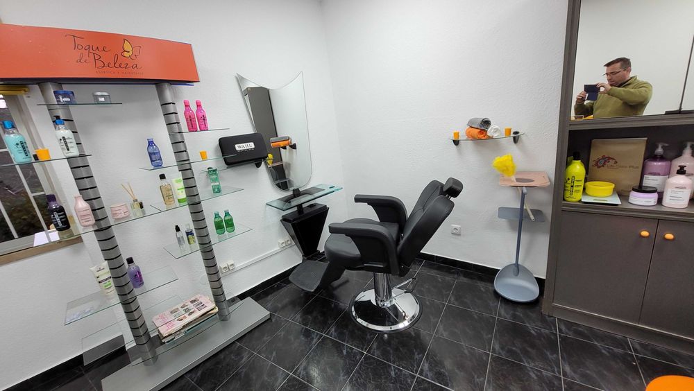 Cabeleireiro   e Barbeiro Carnaxide  pronto começar trabalhar