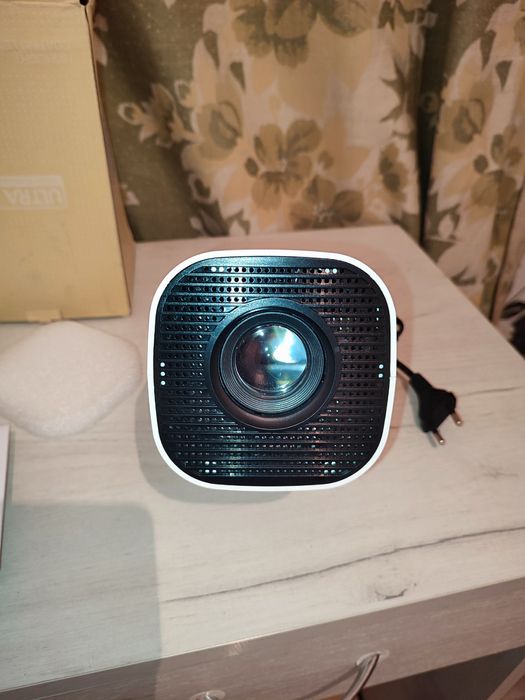 Смарт телевизор на потолке. Смарт проэктор 4К на андроиде 11. Гарантия