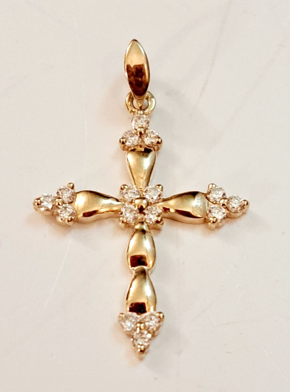 Золотой крест с бриллиантами.