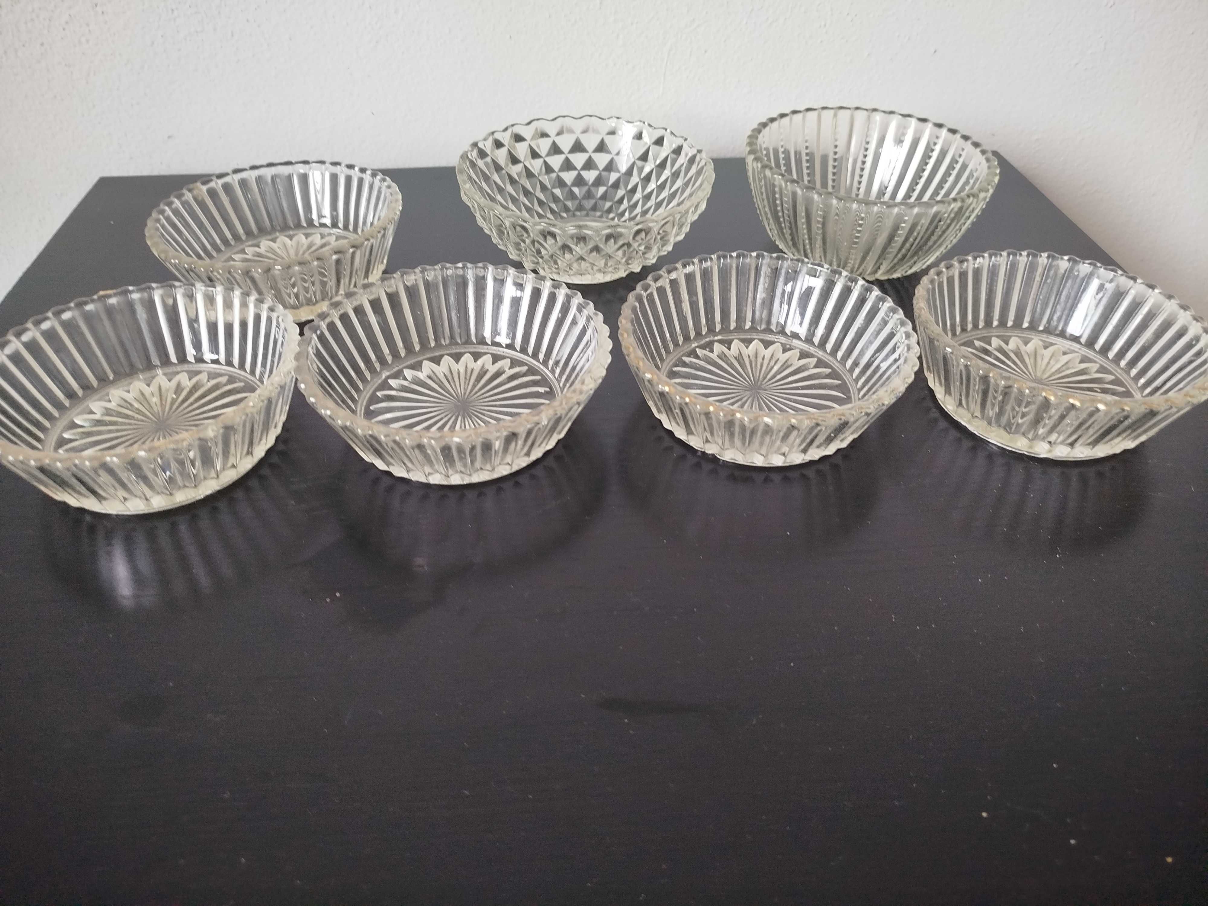 Diversas taças de sobremesa
