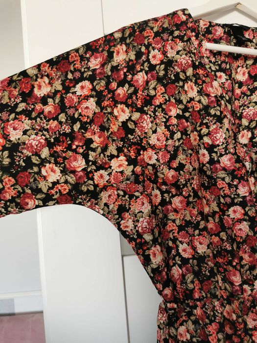 Sukienka letnia r. 36 w kwiaty dekolt