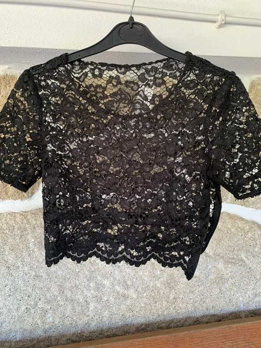 Top de renda preto com zíper lateral