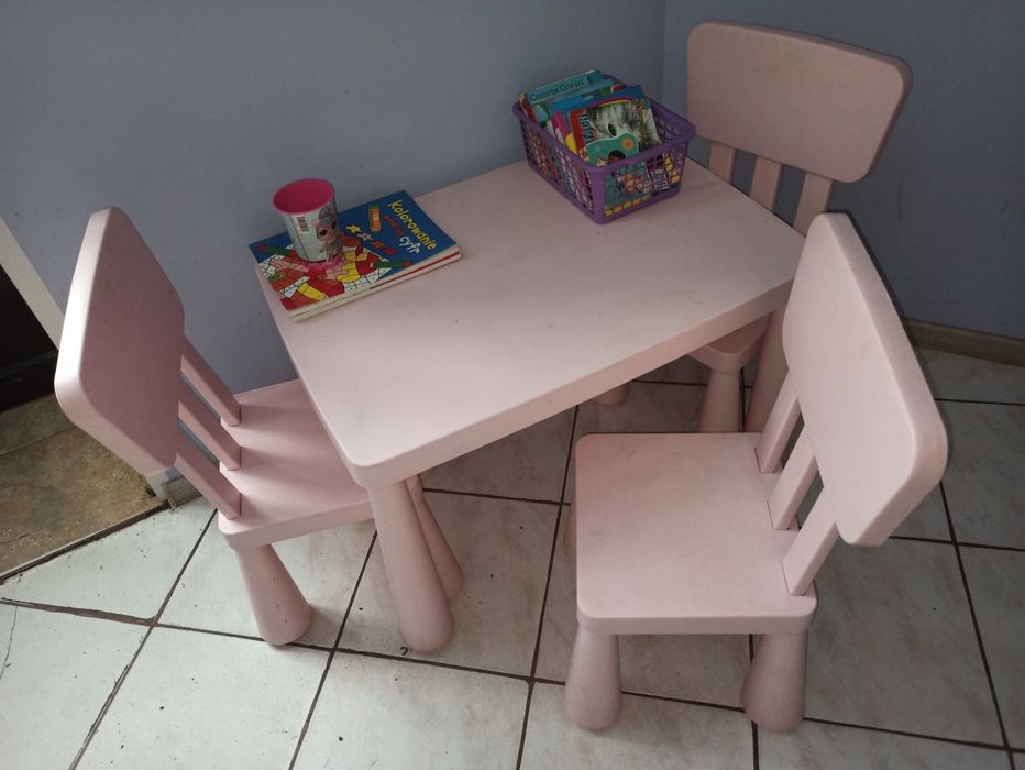Stolik i trzy krzesełka Ikea Mamut różowe
