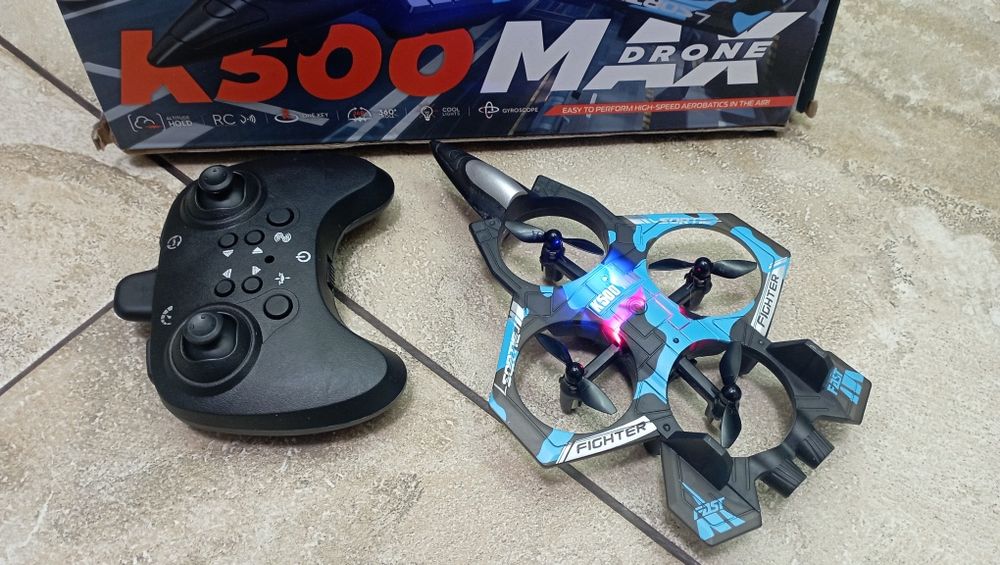 Самолёт на пульте управления.