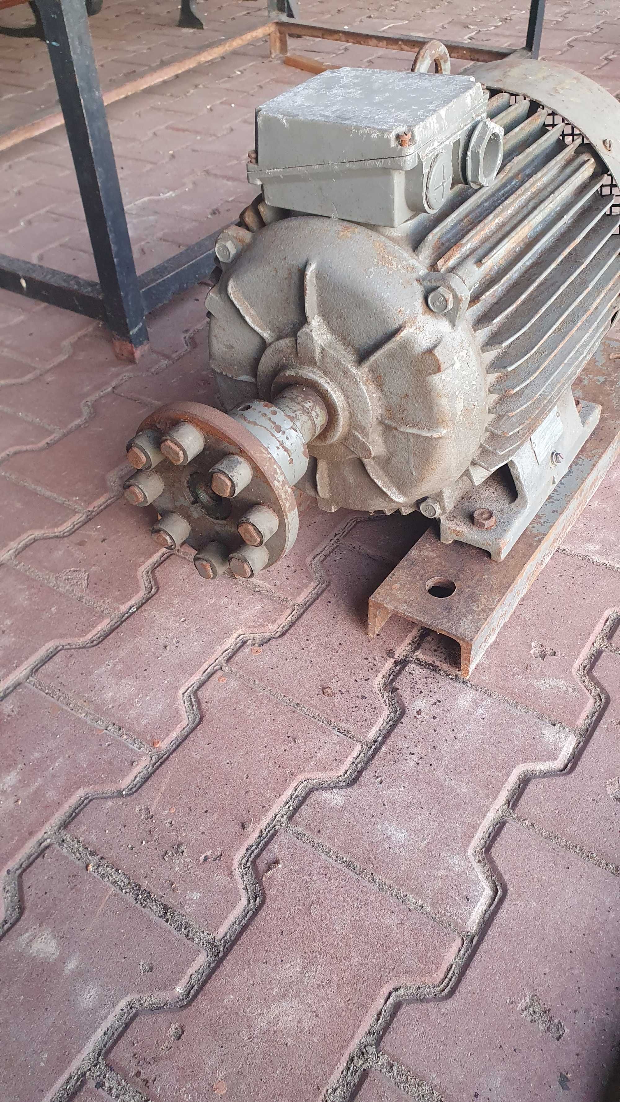 Silnik 11 kW + pompa do czystej wody