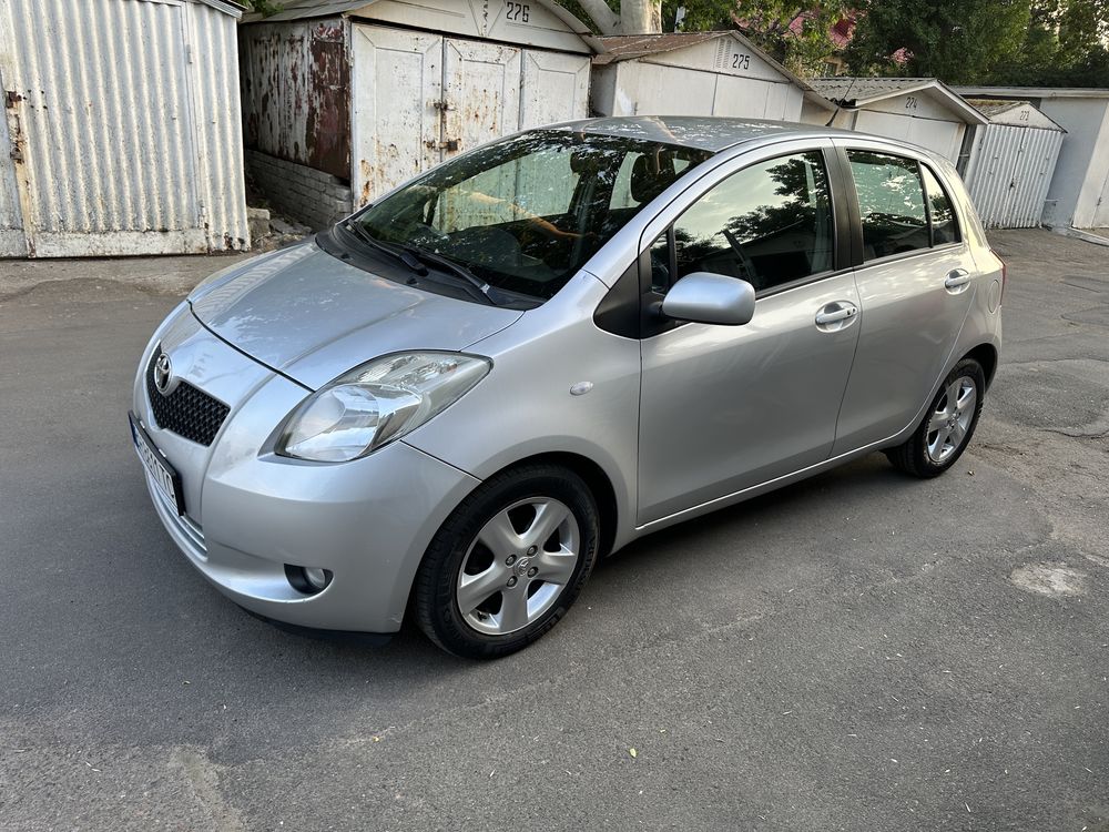 Продам свой автомобиль Toyota Yaris 2006. Безключевой, на кнопке.