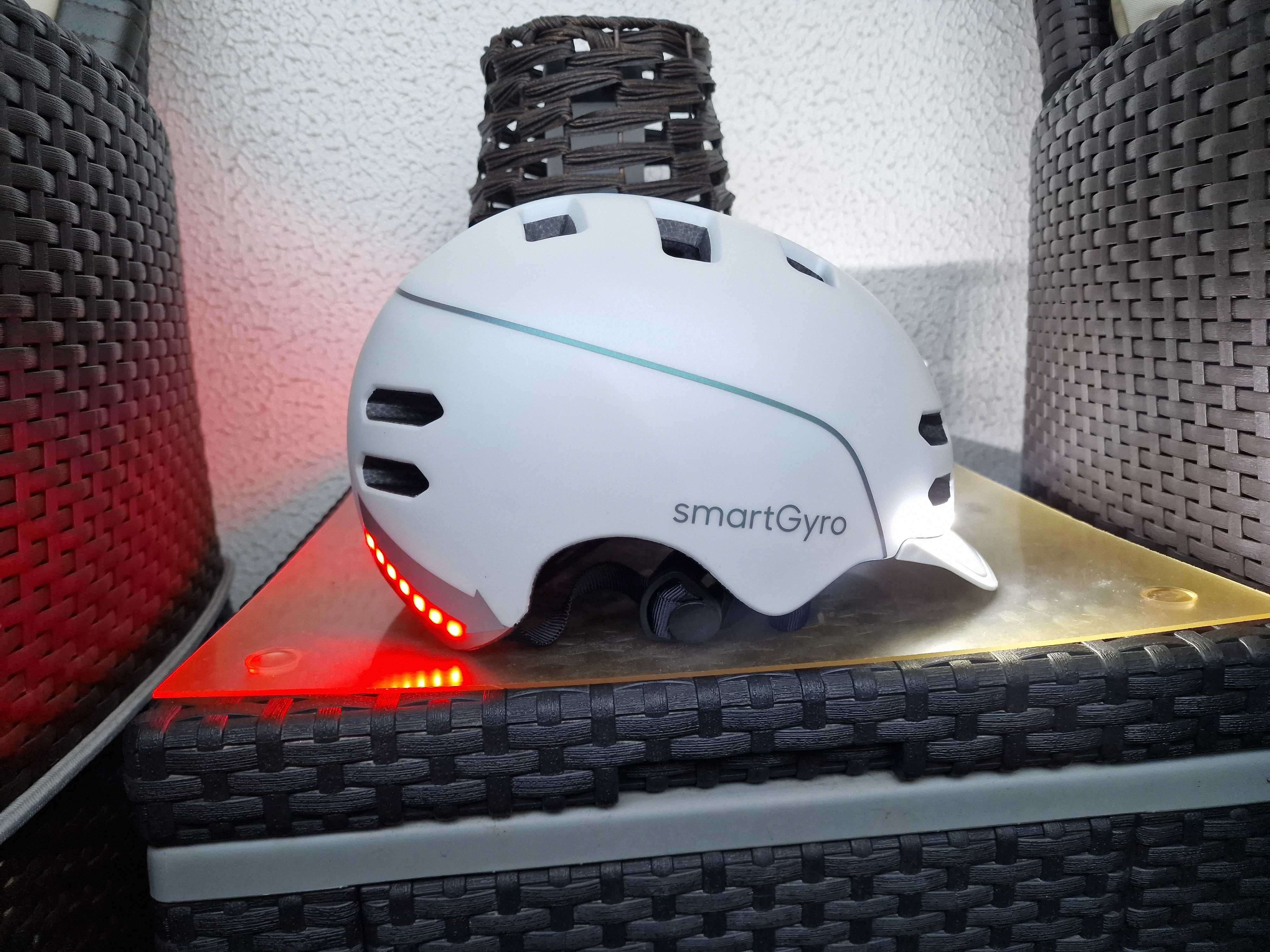 Capacete inteligente SmartGyro com luz de travagem automática