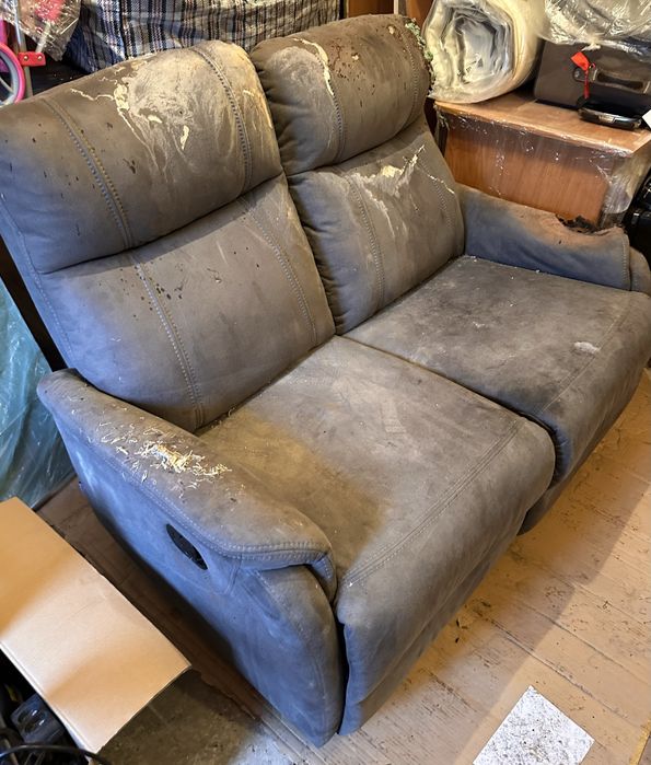 Двомісний диван з реклайнером.