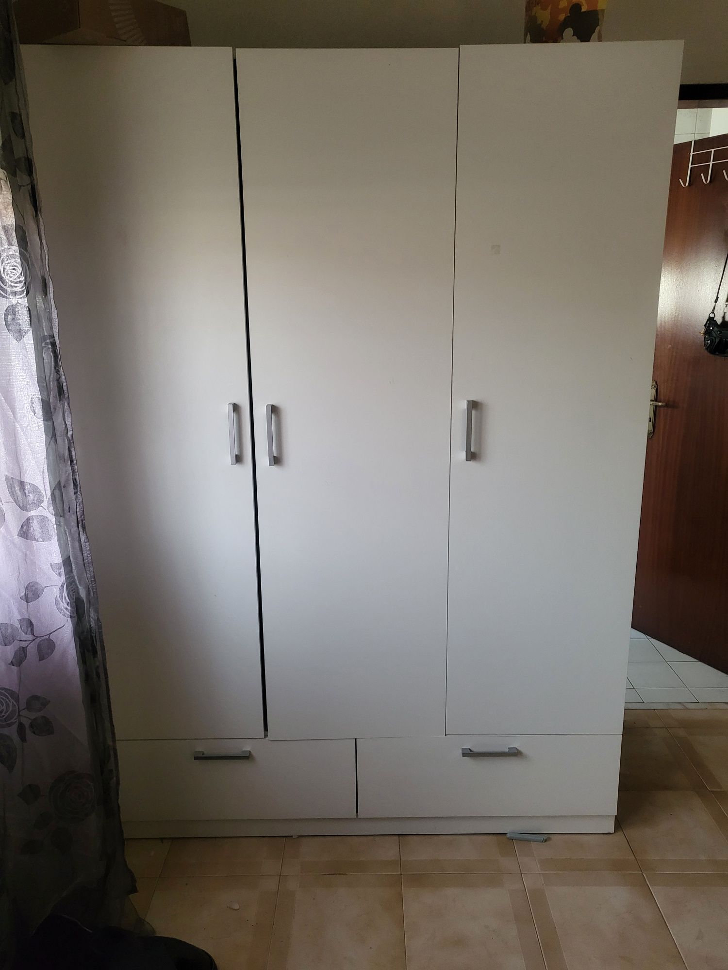 Cómoda/mesinha de cabeceira e armário