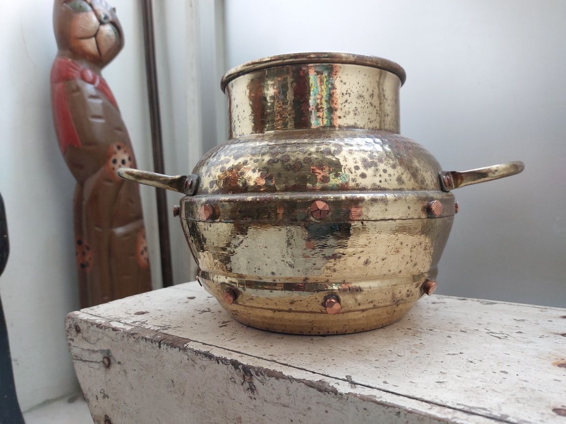 Vaso em latão com asas em ferro