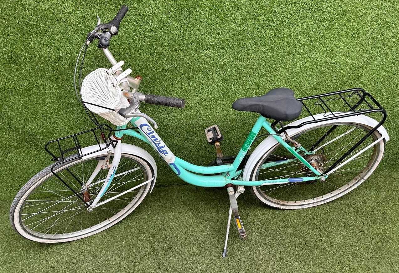 Bicicleta antiga de turismo para restauro